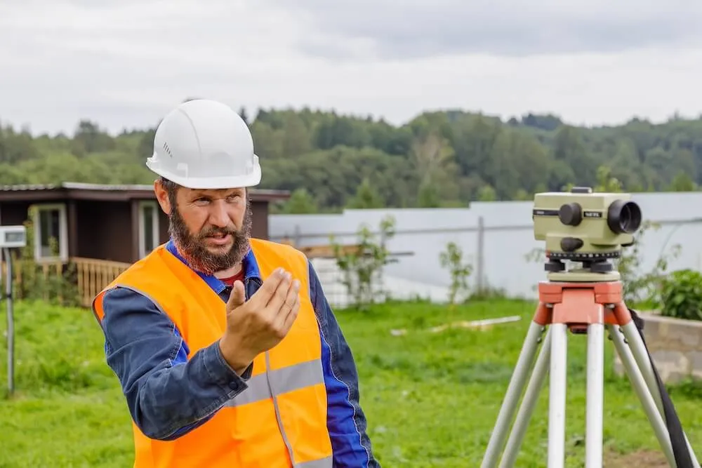 praca geodety sądowego w terenie, pomiary nieruchomości, sądowe rozgraniczenie działki