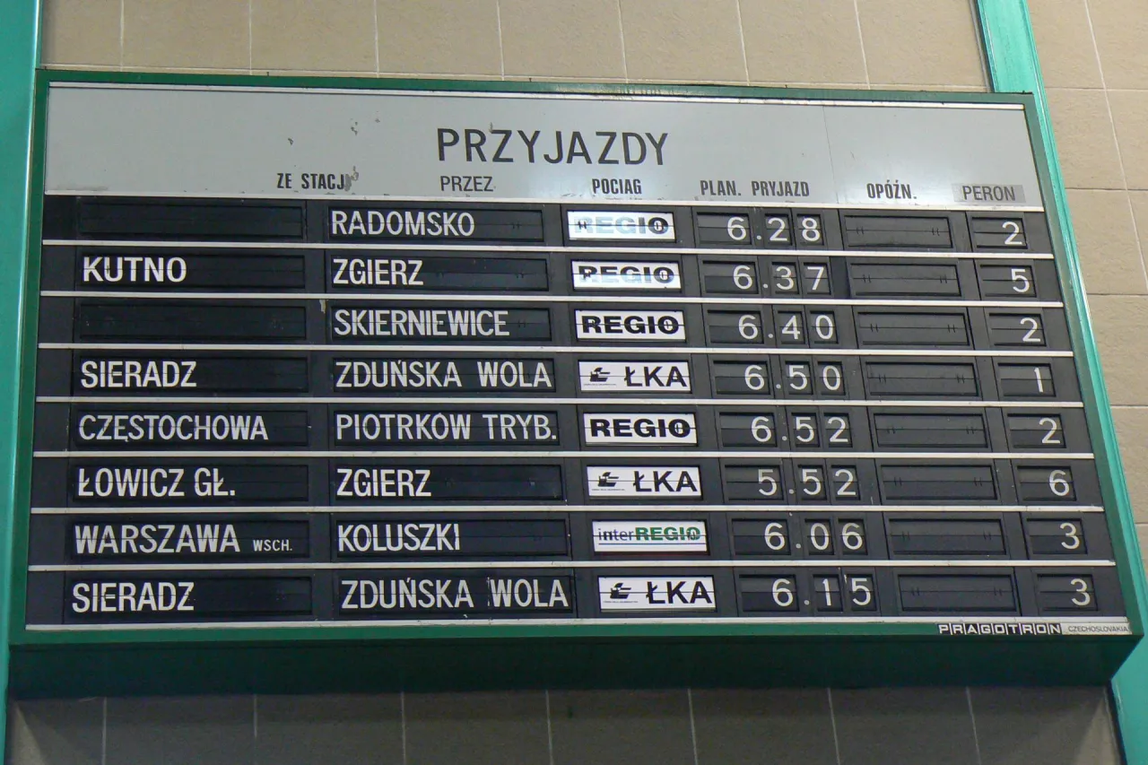 Tablica odjazdów na dworcu kolejowym