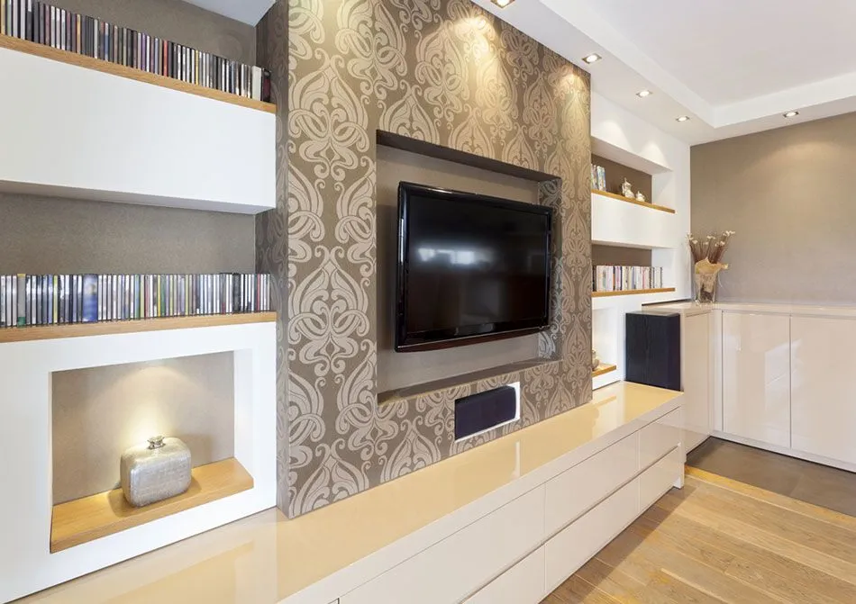 szablon kartonowy telewizora na ścianie