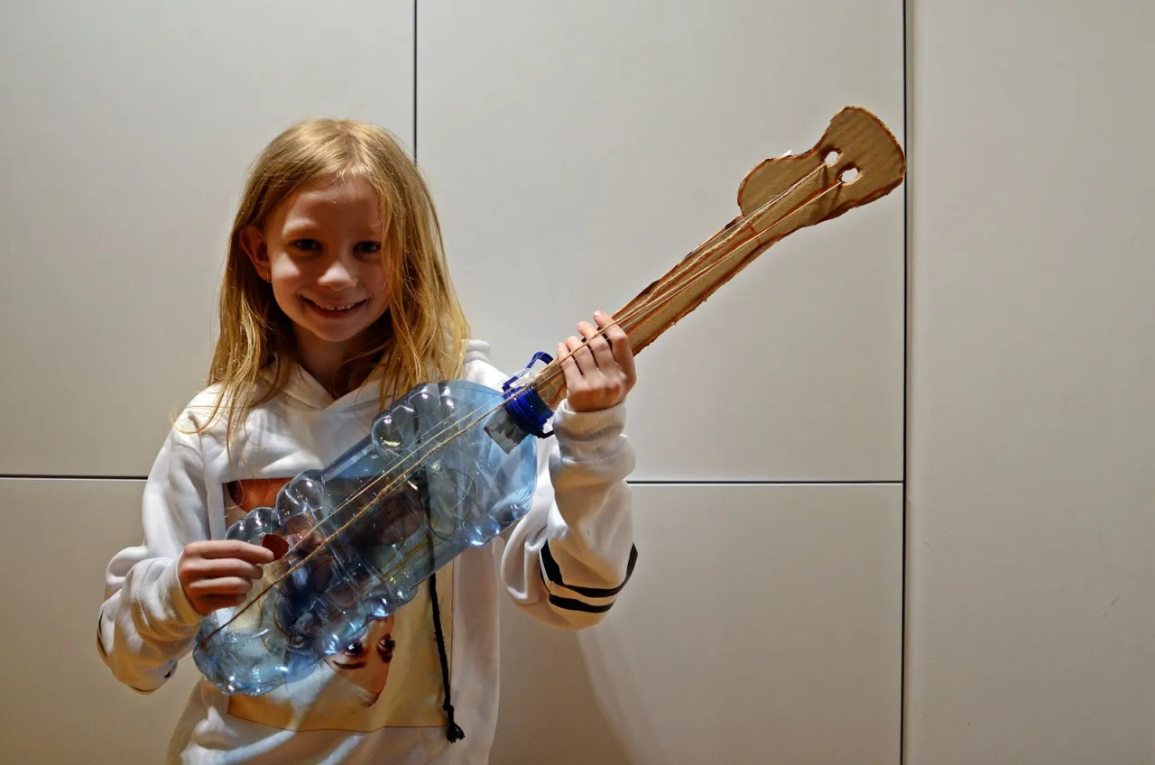 dzieci tworzące instrumenty z recyklingu
