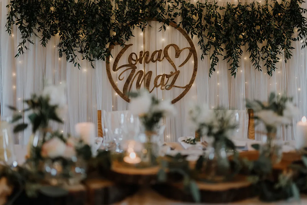 r&oacute;żne style dekoracji drzwi na ślub rustykalny glamour boho klasyczny