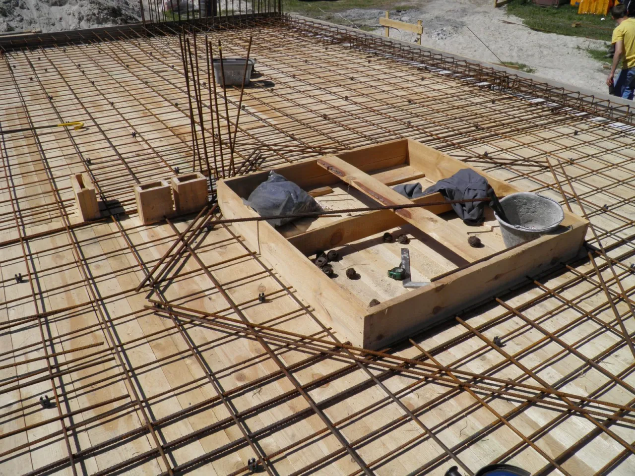 Zbrojenie otwor&oacute;w w płycie stropowej schemat