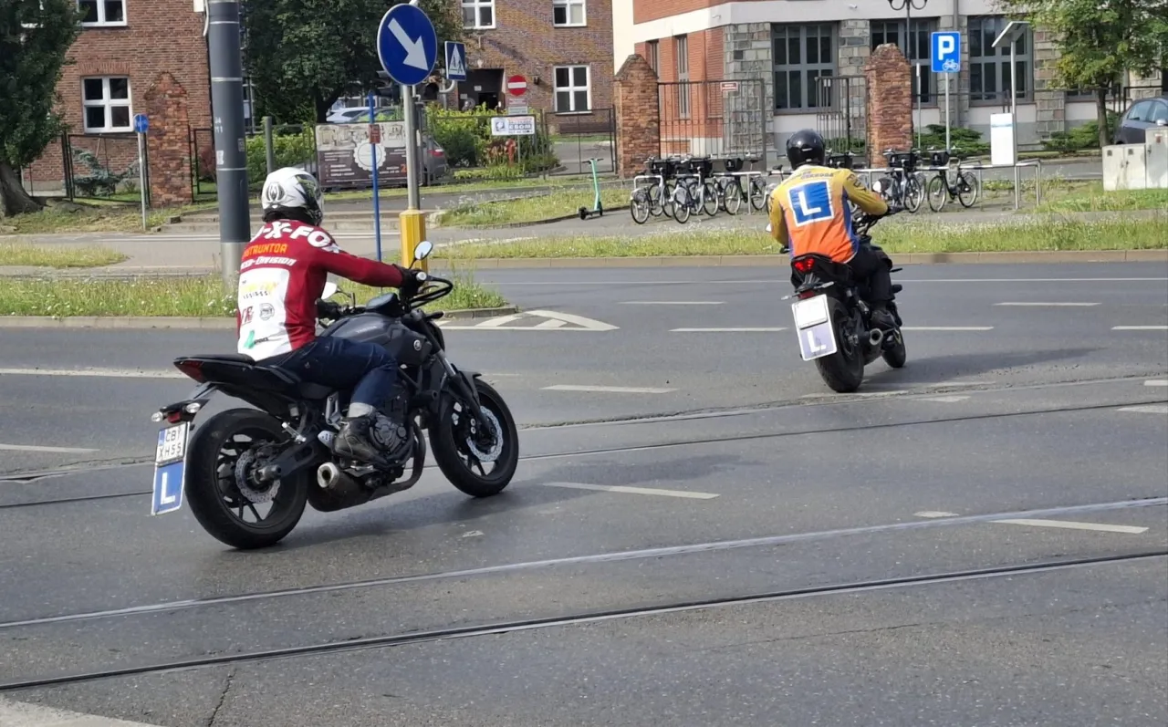 Młoda osoba na motorowerze, kursant prawa jazdy AM, egzamin na placu WORD