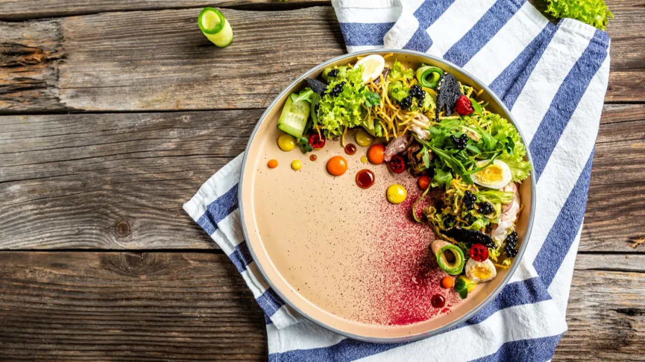 Elegancka sałatka z jajkiem przepiórczym i owocami leśnymi. Idealna na romantyczna kolacja w domu co ugotować.