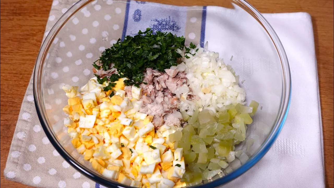 Zdjęcie Szybka sałatka z makreli – prosty przepis, który zachwyci smakami