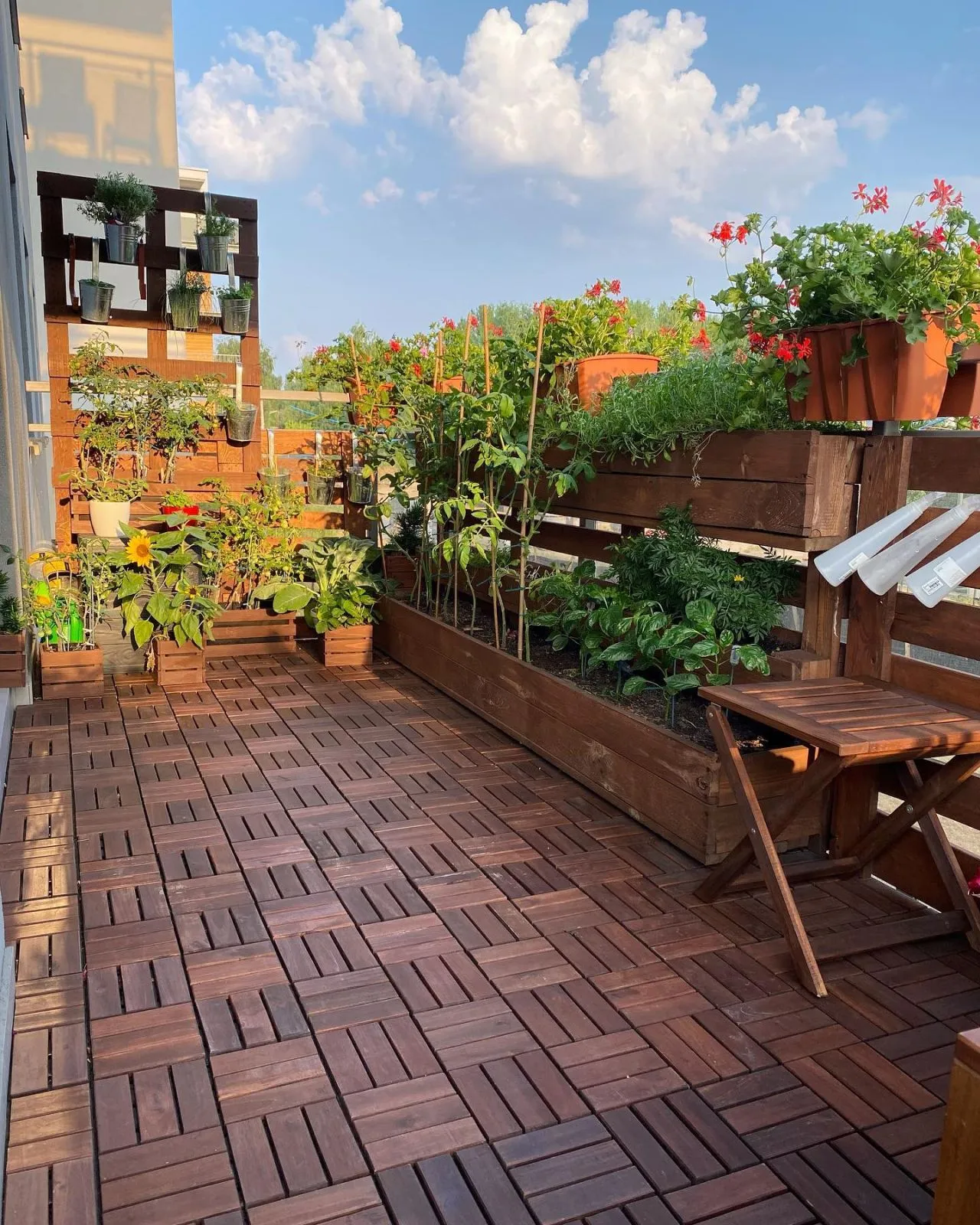Zdjęcie Co dać na balkon zamiast płytek? Odkryj najlepsze alternatywy