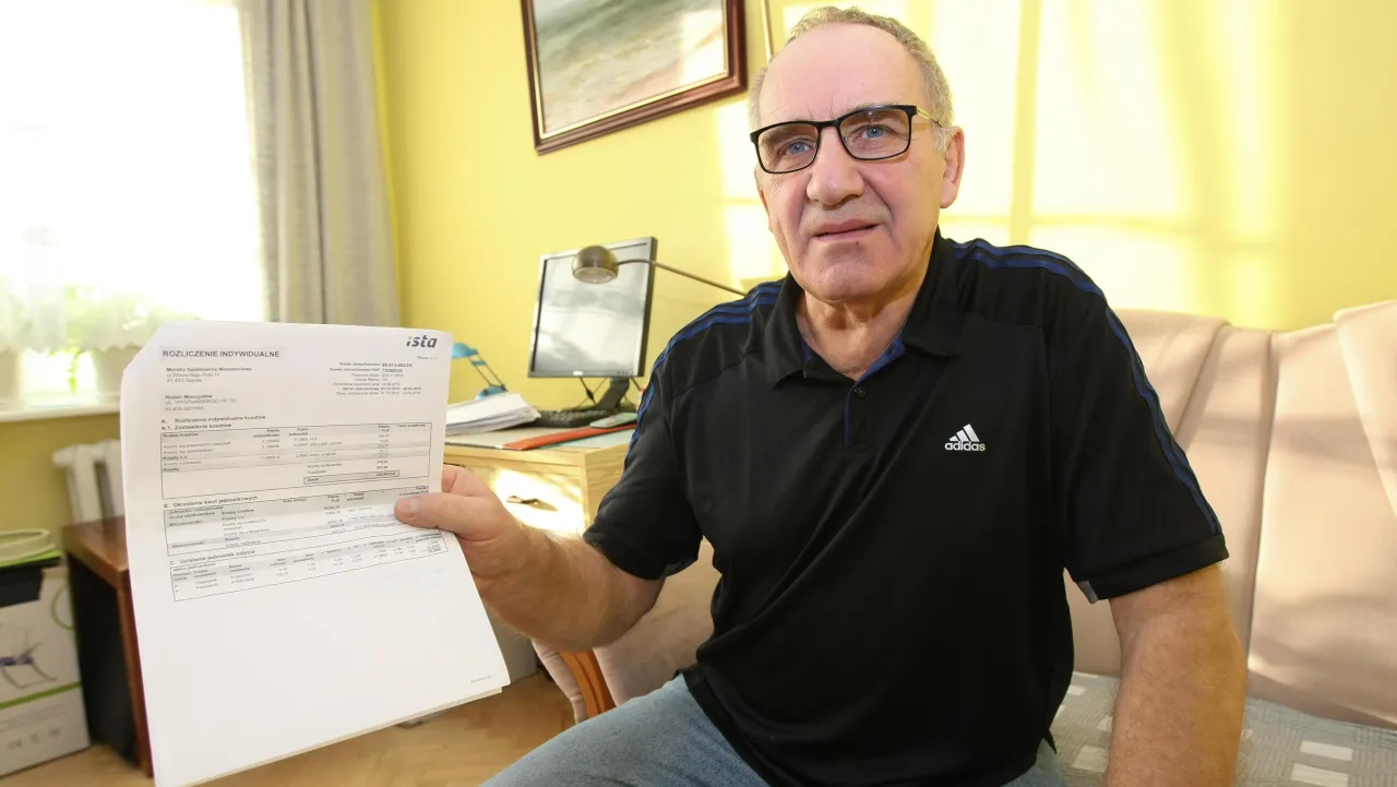 Mieszkańcy bloku rozmawiający z administratorem o ogrzewaniu