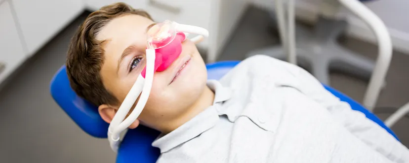 Pacjent z maską gazu rozweselającego u dentysty