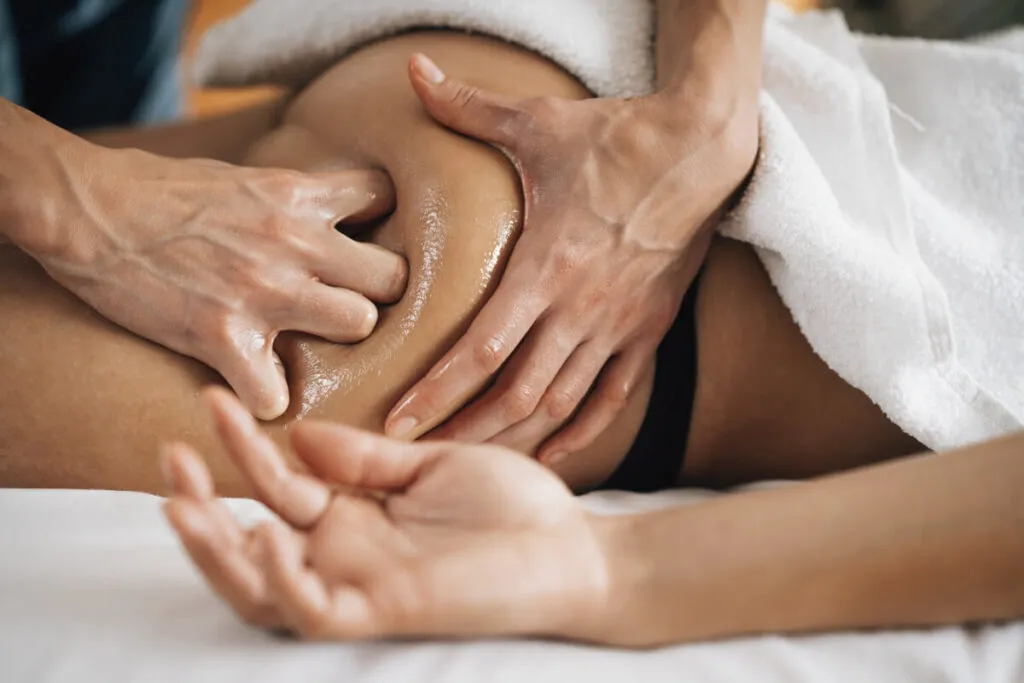 Masaż na rwę kulszową kiedy jest bezpieczny i skuteczny