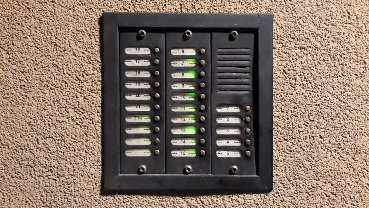 Nowoczesny domofon cyfrowy vs stary domofon analogowy