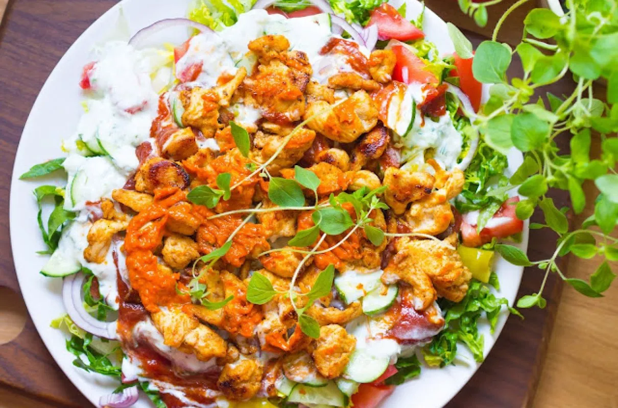 kebab na talerzu składniki