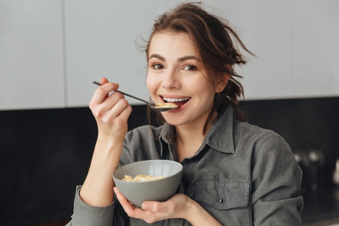 Kobieta jedząca zdrową jaglankę na śniadanie