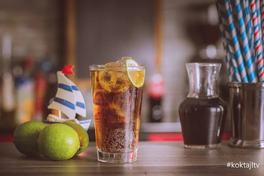 prosty drink z whisky i colą w szklance highball