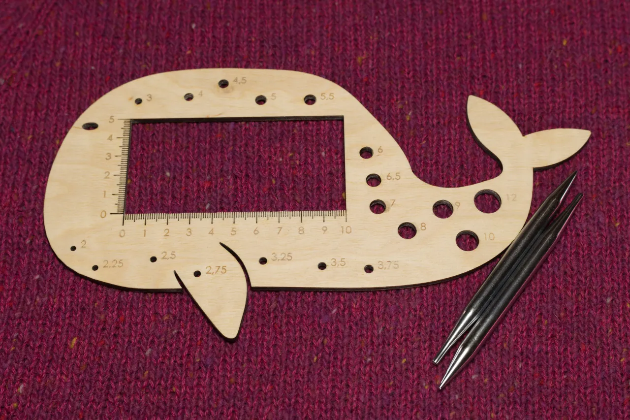 pr&oacute;bka dziewiarska na drutach z miarką