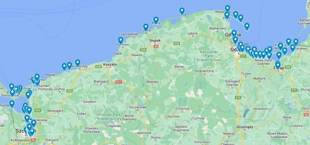 Mapa polskiego wybrzeża z zaznaczonymi najcieplejszymi i najzimniejszymi regionami Bałtyku