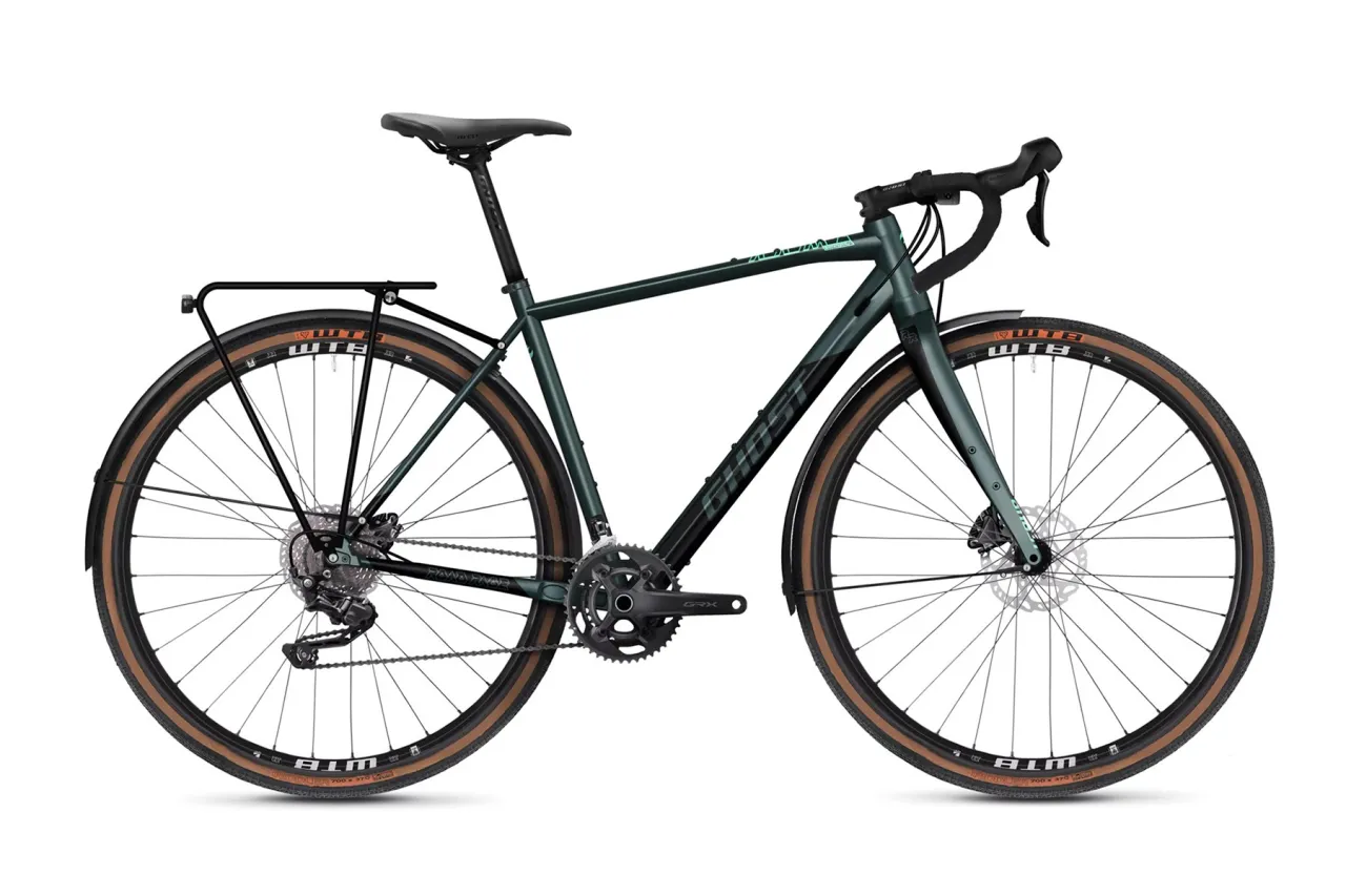 Rower gravelowy na szutrowej drodze z widocznymi oponami