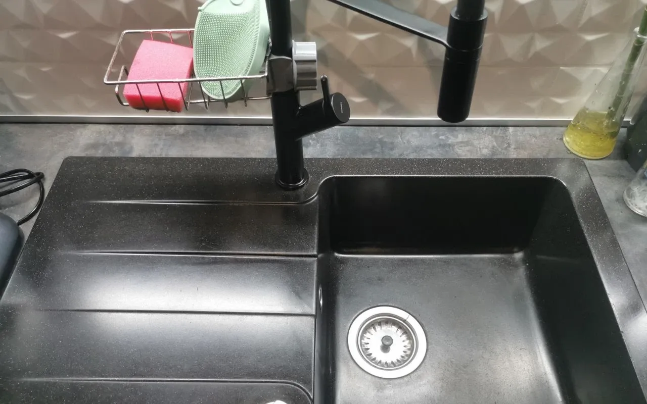 Pielęgnacja czarnego zlewu olejowanie