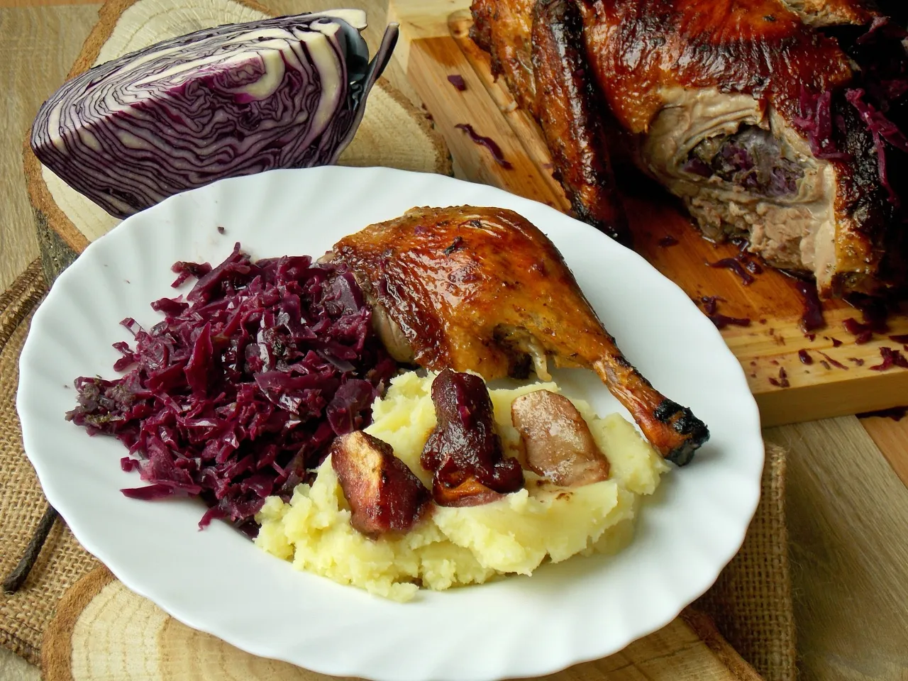 kaczka pieczona z surówką z czerwonej kapusty