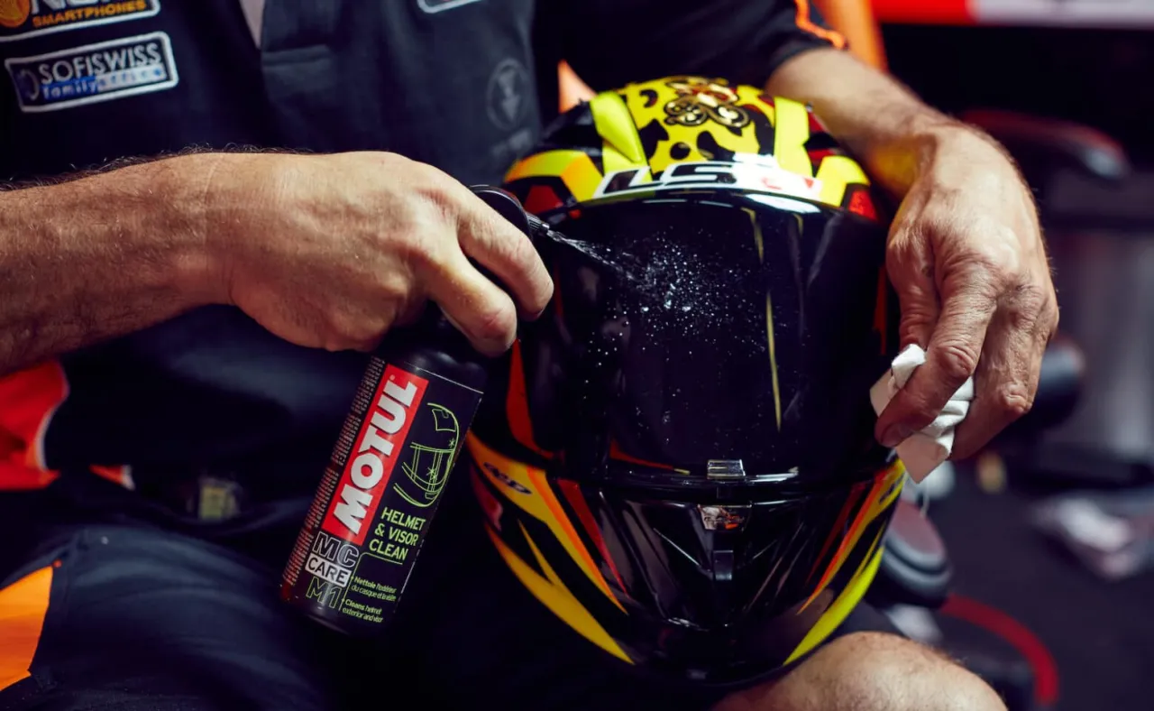 Czyszczenie skorupy kasku motocyklowego matowego i błyszczącego