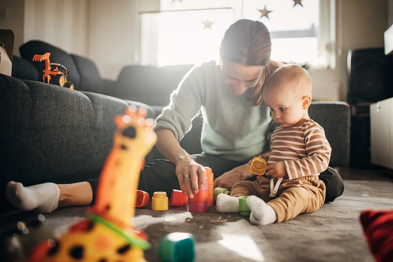 Niemowlę bawiące się z rodzicem