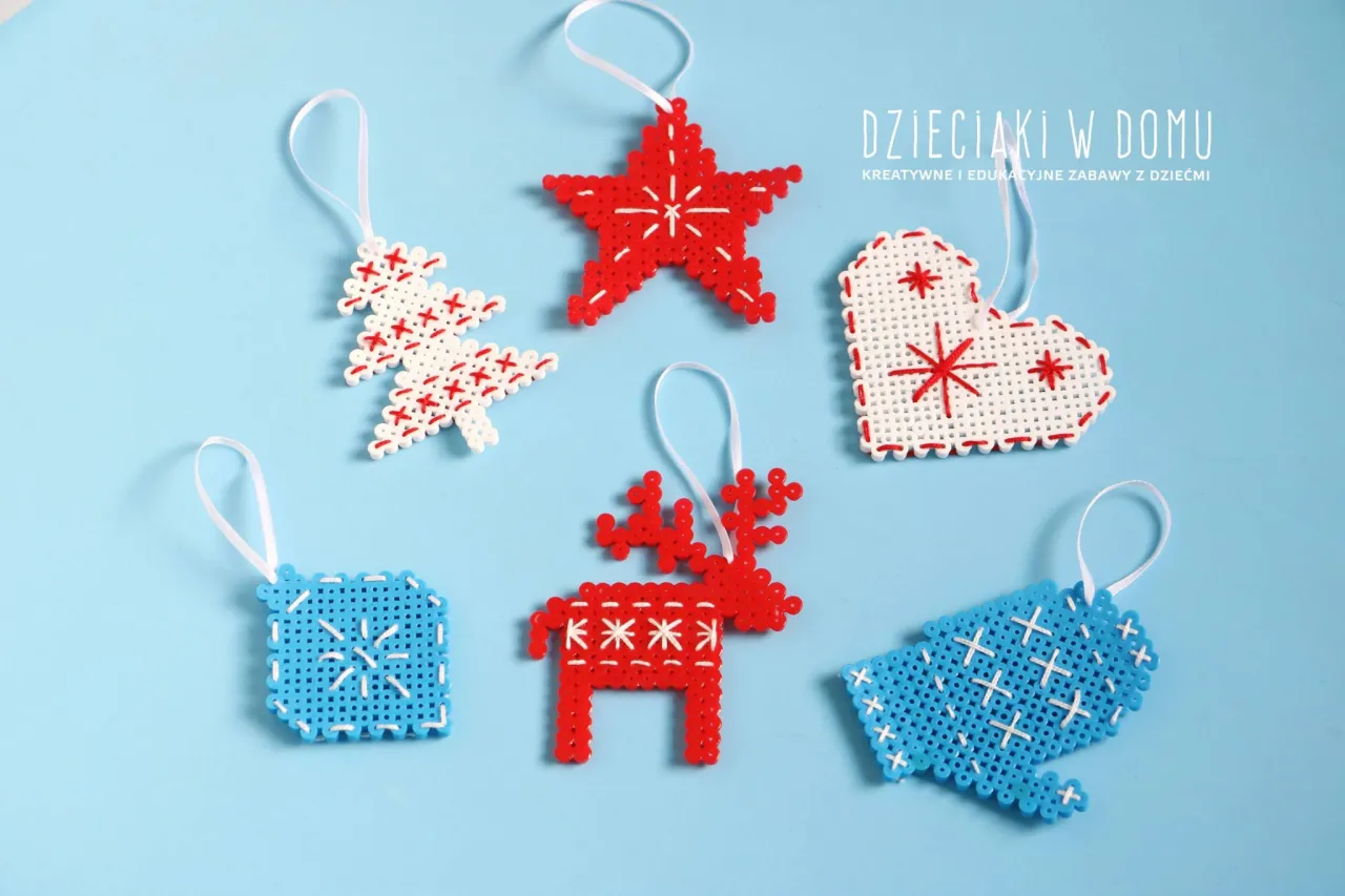 Urocze ozdoby świąteczne z koralik&oacute;w: choinka, gwiazdka, serce, renifer, rękawica i kwadrat.