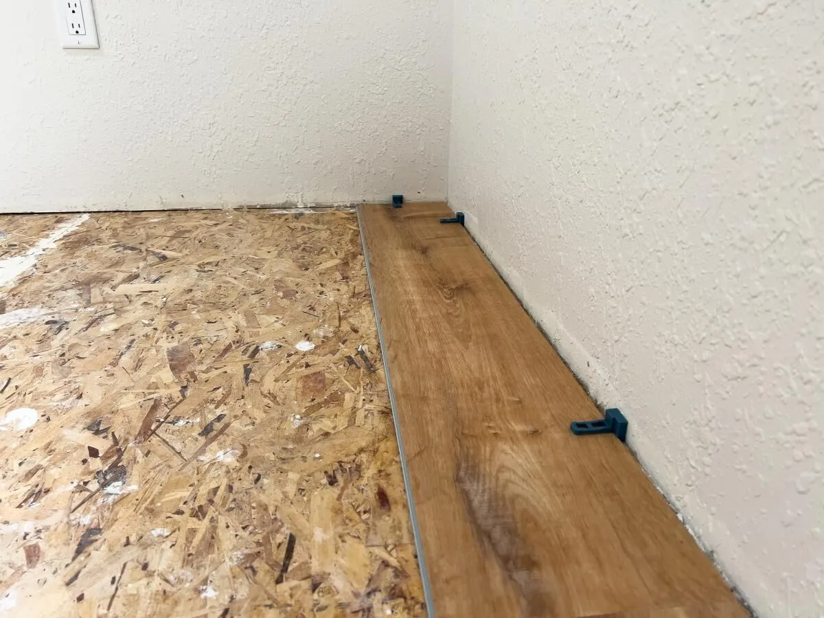 Układanie płyt OSB na legarach