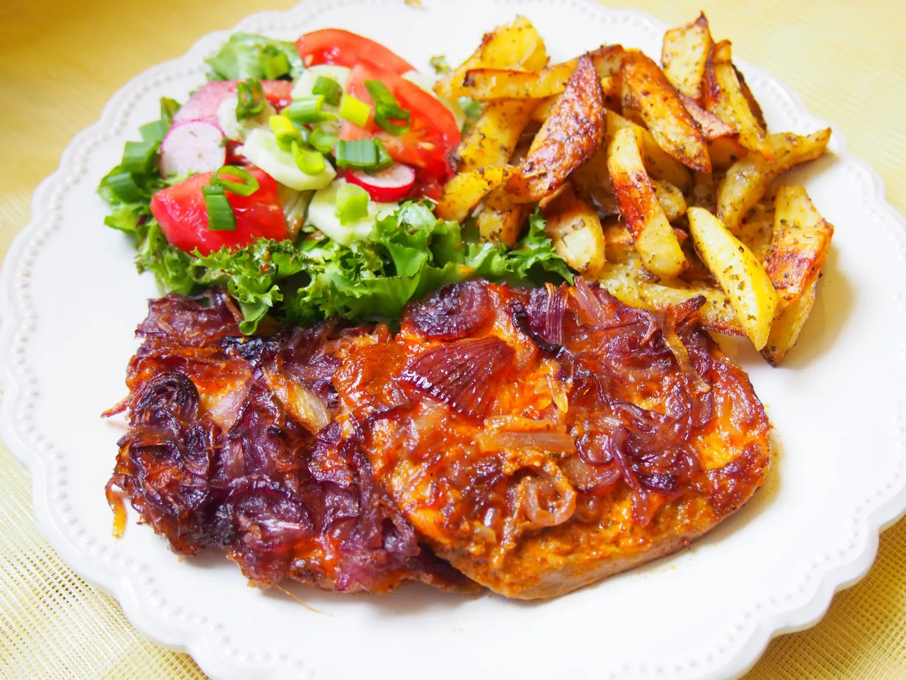 Schabowy z cebulką, frytki i lekka sur&oacute;wka z pomidor&oacute;w i rzodkiewki &ndash; idealna sur&oacute;wka do schabowego i frytek.