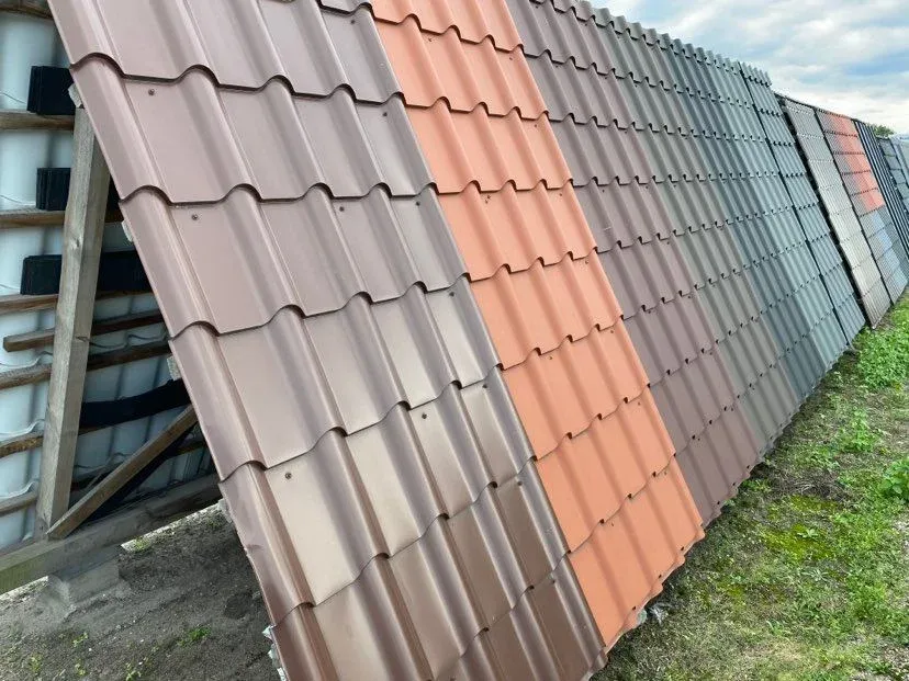 Zdjęcie Czy deskować dach pod blachodachówkę? Poznaj kluczowe zalety i wady