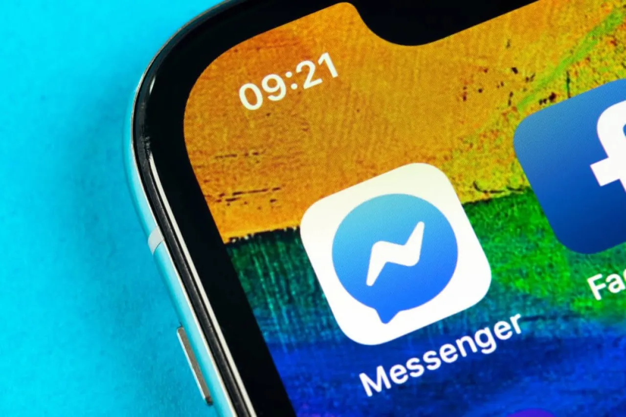 Ikona aplikacji Messenger na ekranie telefonu. Dowiedz się, jak zaktualizować aplikację Messenger, aby korzystać z najnowszych funkcji.