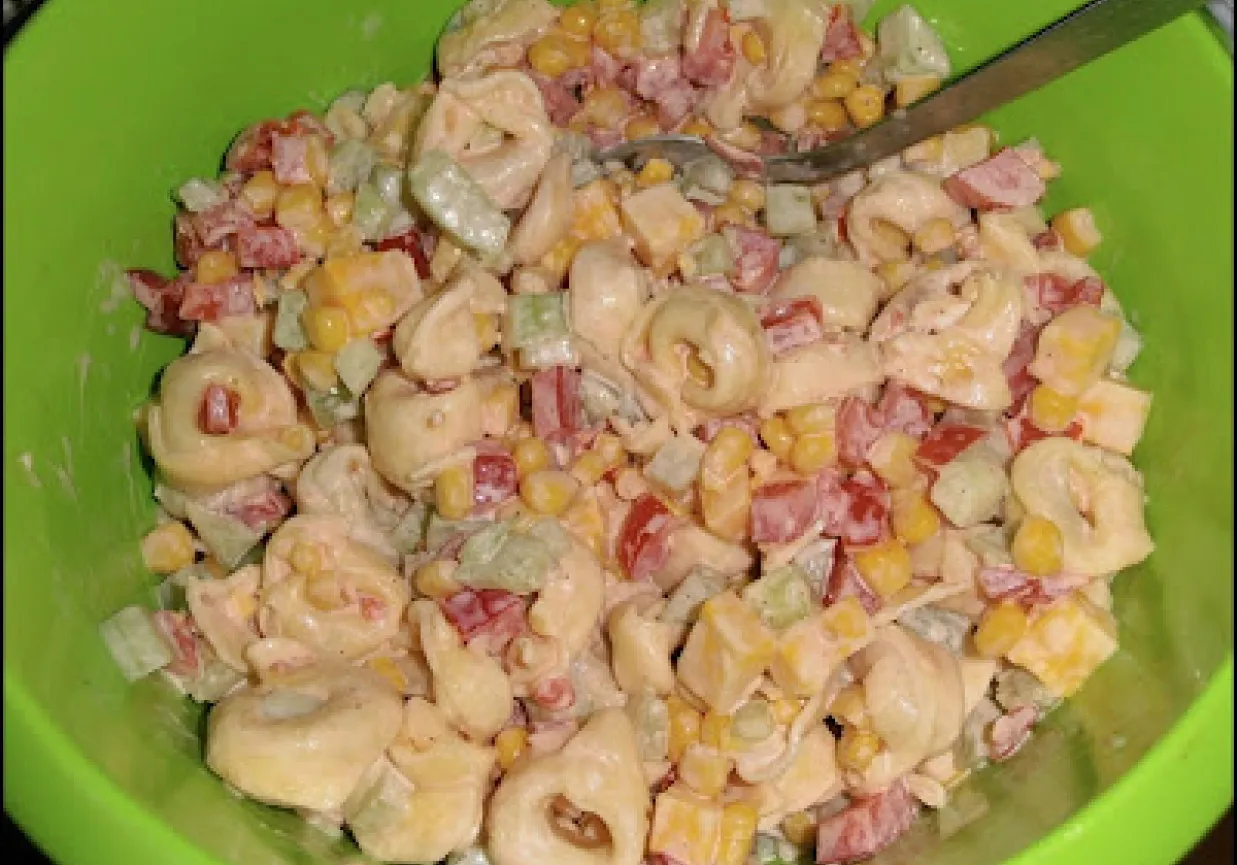 sałatka z tortellini i warzywami