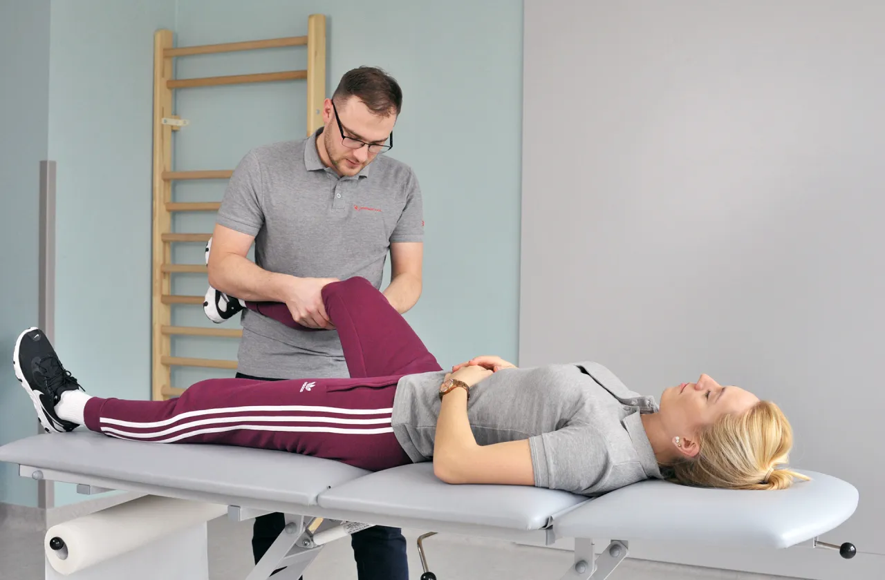 Fizjoterapeuta pomaga pacjentce w ćwiczeniach. Chcesz wiedzieć, gdzie najszybciej na rehabilitacje? Tu uzyskasz pomoc.