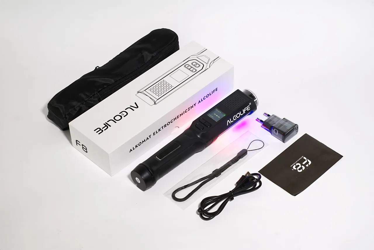 Zestaw Alkomatu ALCOLIFE F8: urządzenie, etui, ładowarka, kabel USB i instrukcja. Zastanawiasz się, jaki alkomat wybrać? Ten model to dobry wybór.