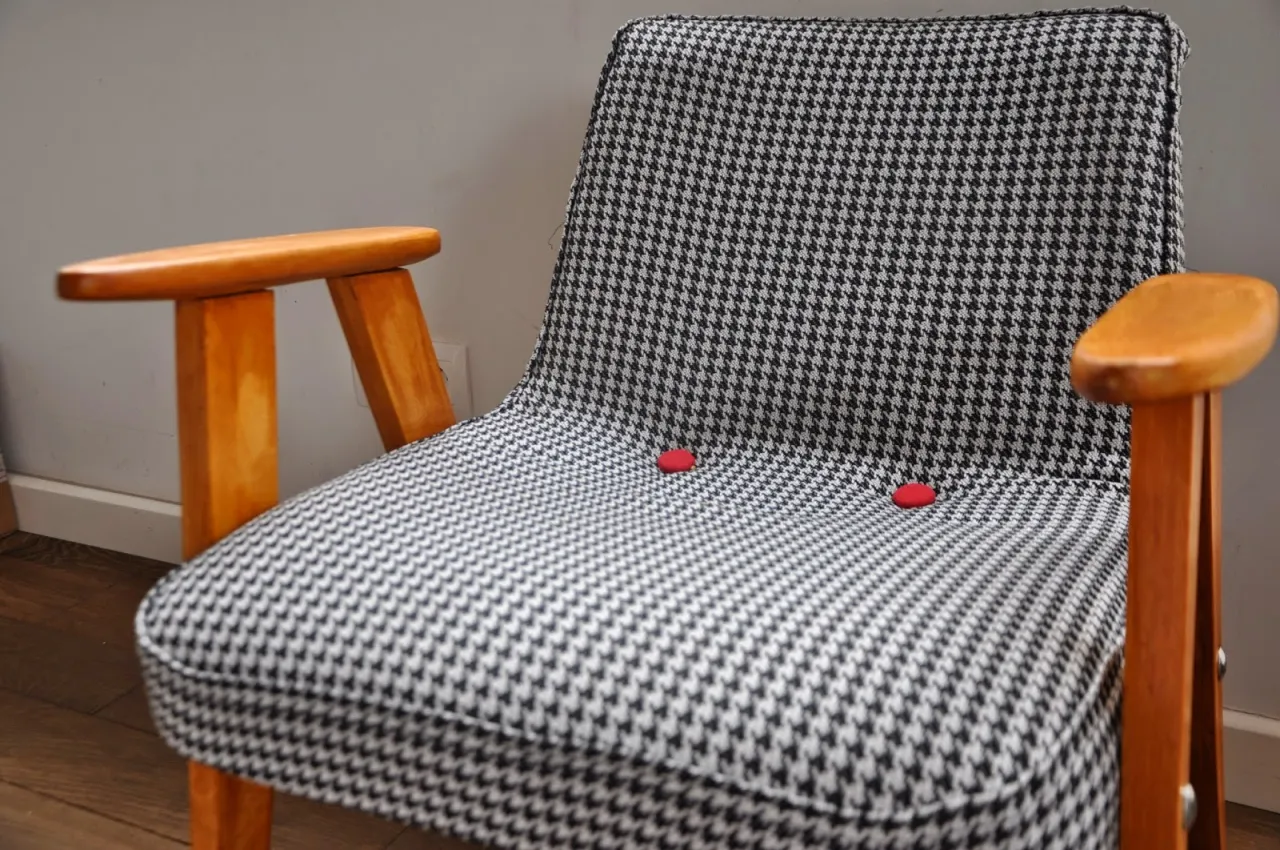 Odnowione krzesło PRL przed i po renowacji