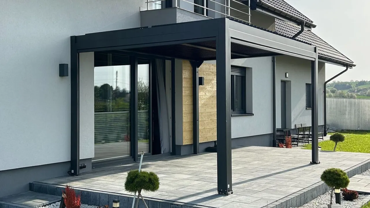 Nowoczesna pergola przy domu, idealna do ogrodu. Dowiedz się, jak zamontować pergole w ogrodzie, by stworzyć stylową przestrzeń.