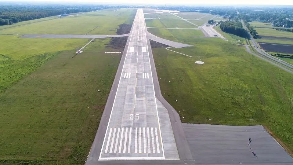 Lotnisko Warszawa-Radom terminal i droga startowa z lotu ptaka