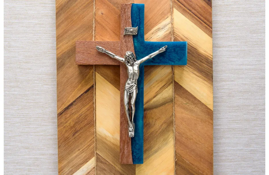 Zdjęcie Krzyż nad drzwiami: symbolika, tradycja i praktyczny poradnik