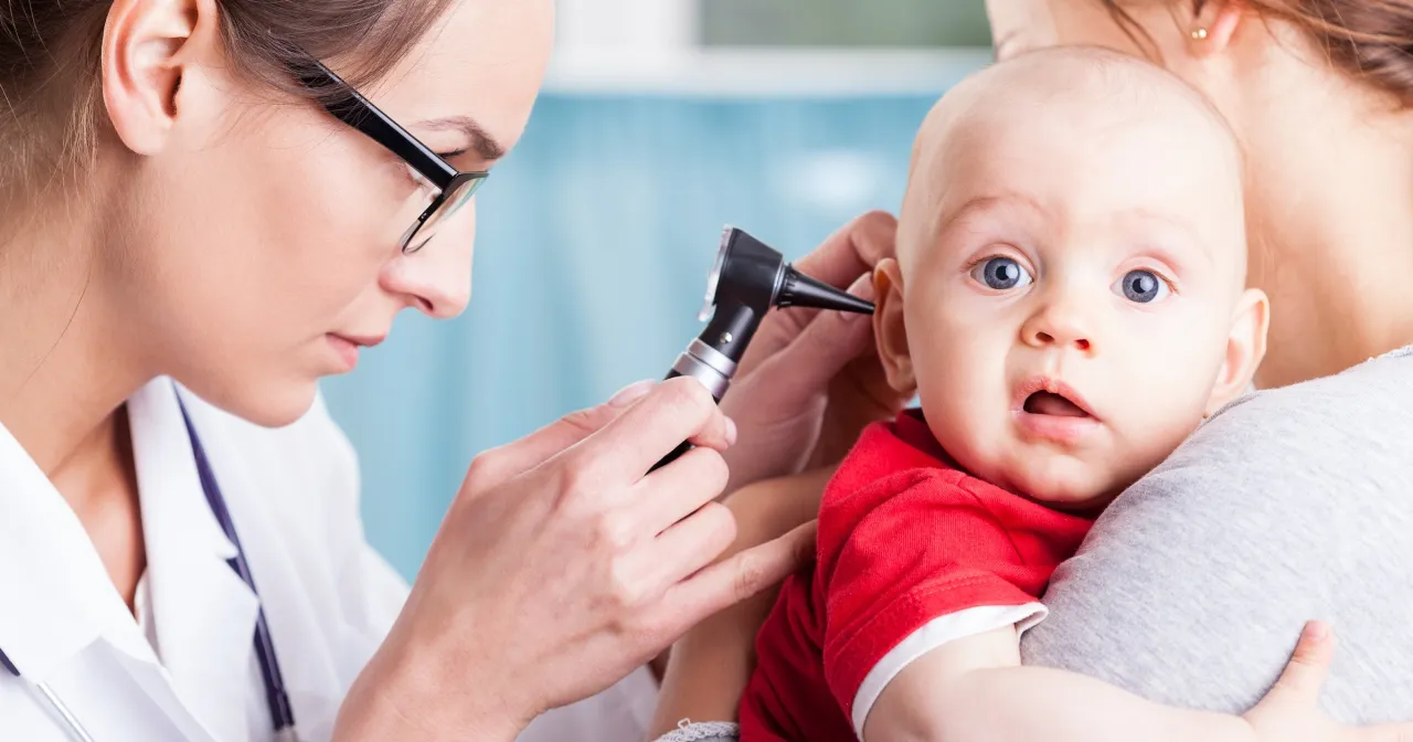 dziecko z b&oacute;lem ucha, pediatra bada ucho dziecka