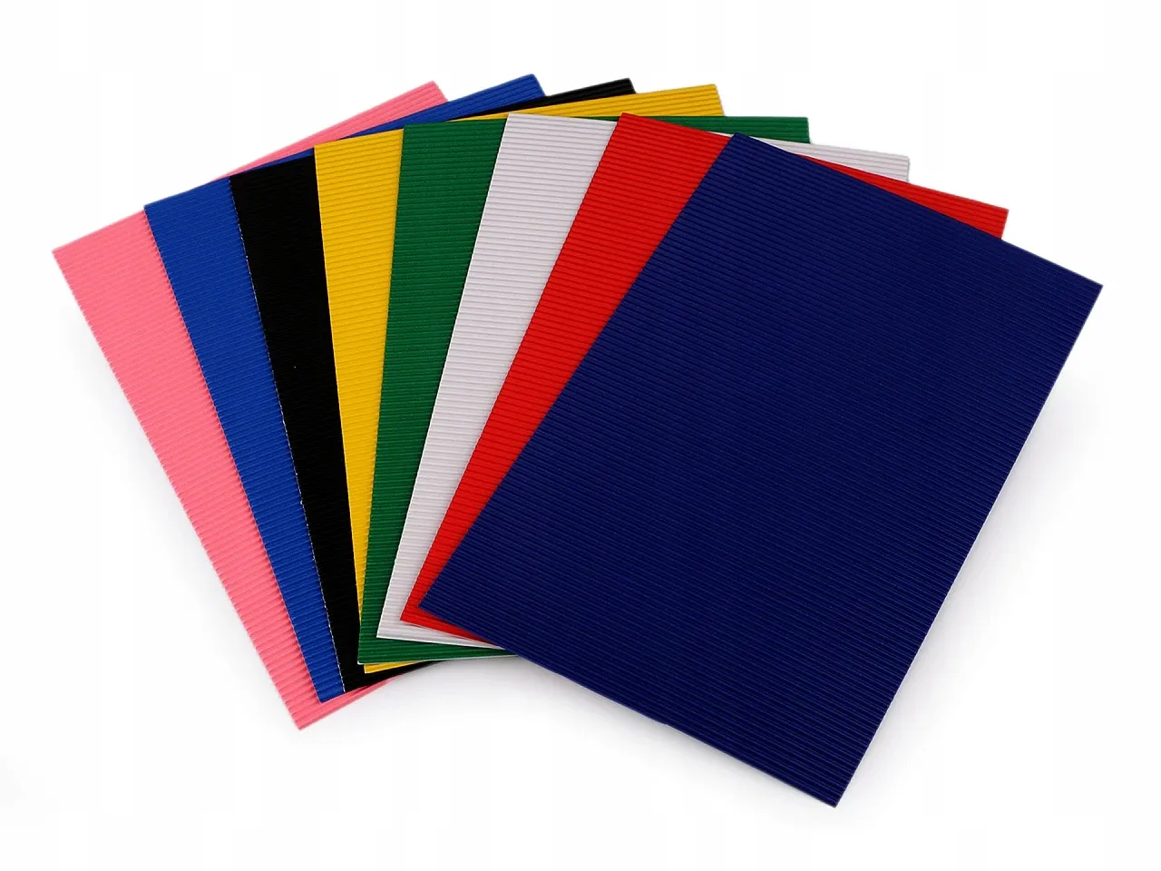 r&oacute;żne rodzaje tektury i narzędzia do rękodzieła