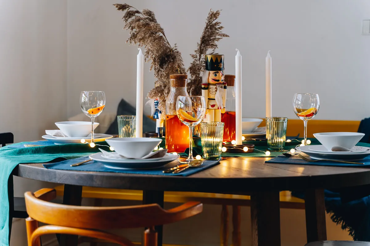 inspiracje nakrycia okrągłego stołu różne style