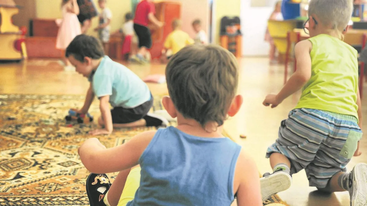 Dziecko bawiące się w przedszkolu po chorobie