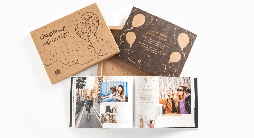 rodzice wpisują życzenia do albumu pamiątkowego dla dziecka