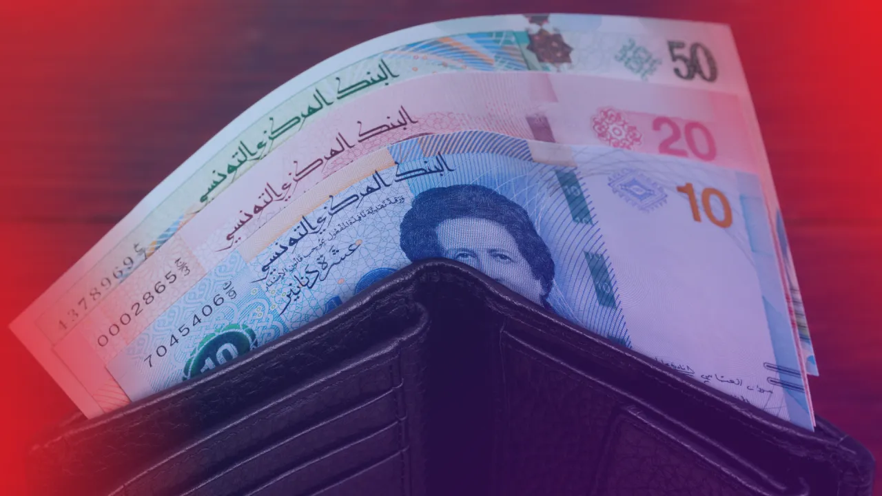 Portfel z banknotami 10, 20 i 50 dinarów tunezyjskich. To jest jaka waluta w Tunezji.