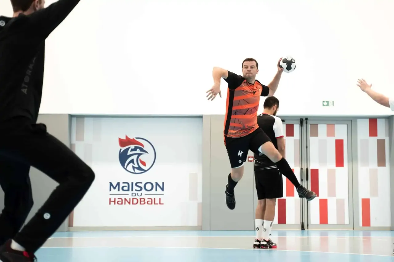 Gracz w skoku rzuca piłką ręczną. Kto wymyślił piłkę ręczną? Może ten zawodnik!