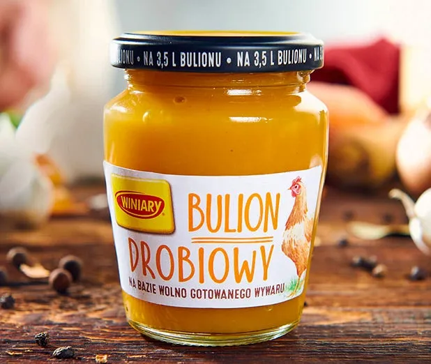 domowy bulion w słoikach i zamrożony w kostkach