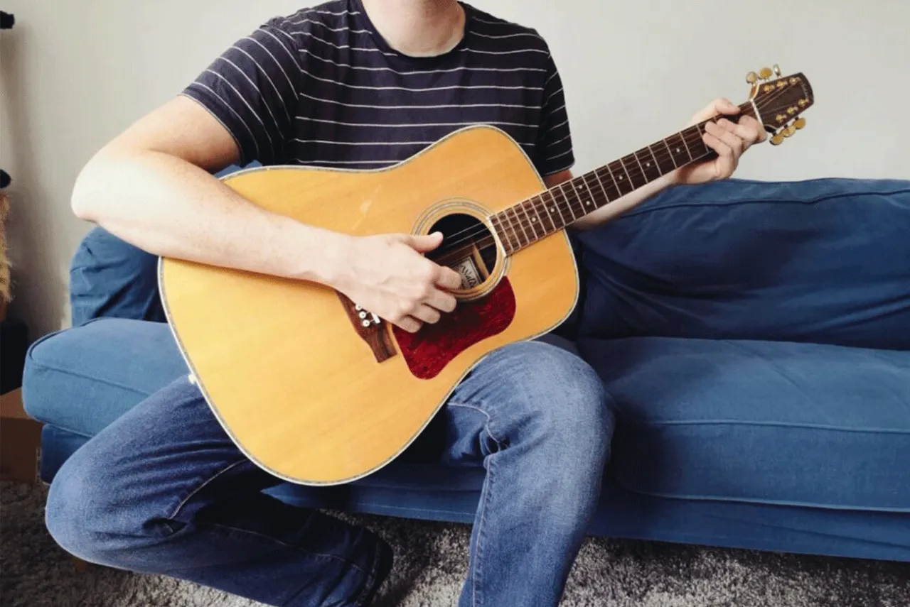 Gitarre falsche Haltung Anfänger