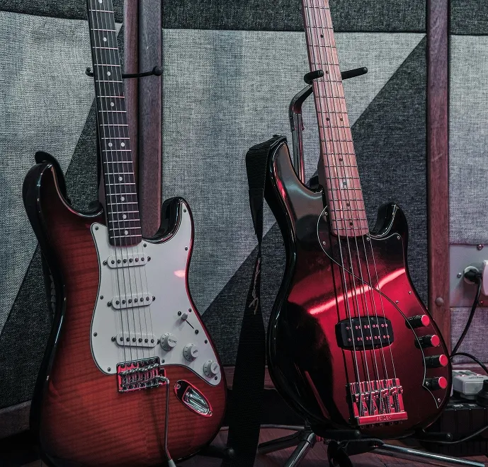 gitara basowa i gitara elektryczna w zespole