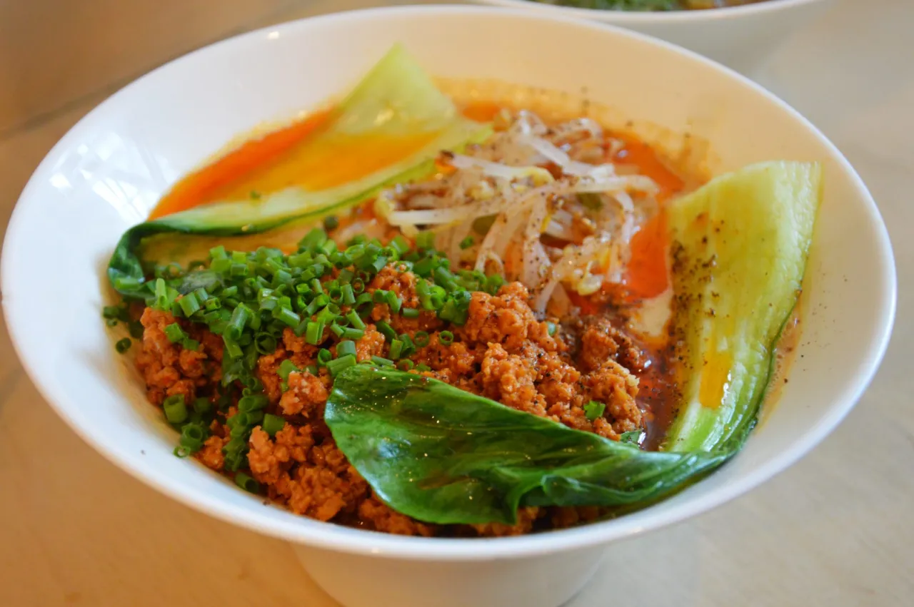 A miseczce aromatyczny vege ramen z mielonym tofu, kiełkami fasoli mung, zieloną cebulką i pak choi.