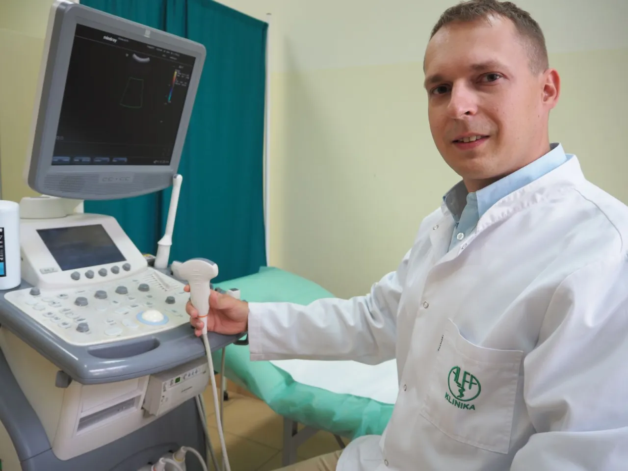 Lekarz radiolog wykonujący USG