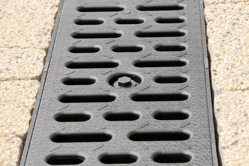 odwodnienie liniowe podjazd kałuże por&oacute;wnanie