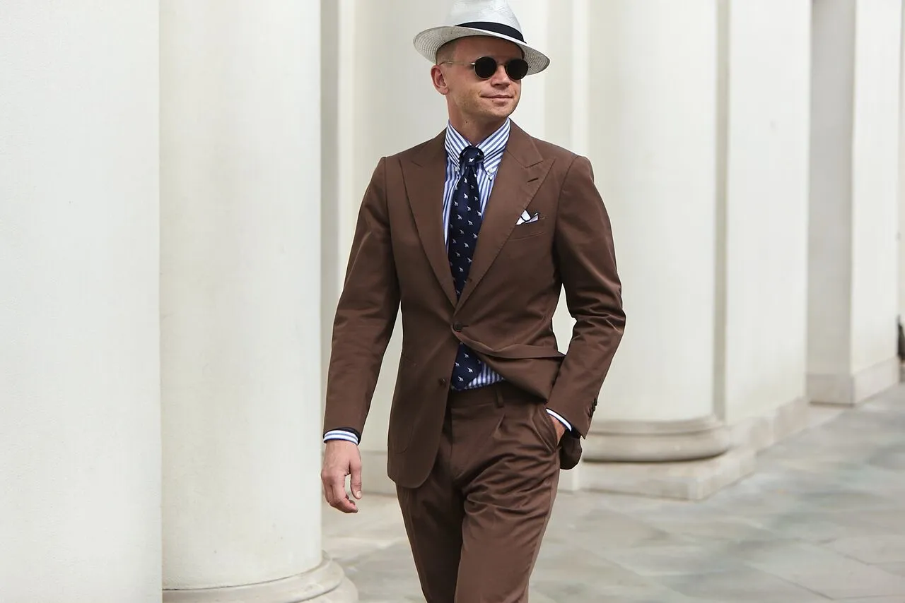 mężczyzna w brązowym garniturze stylowo